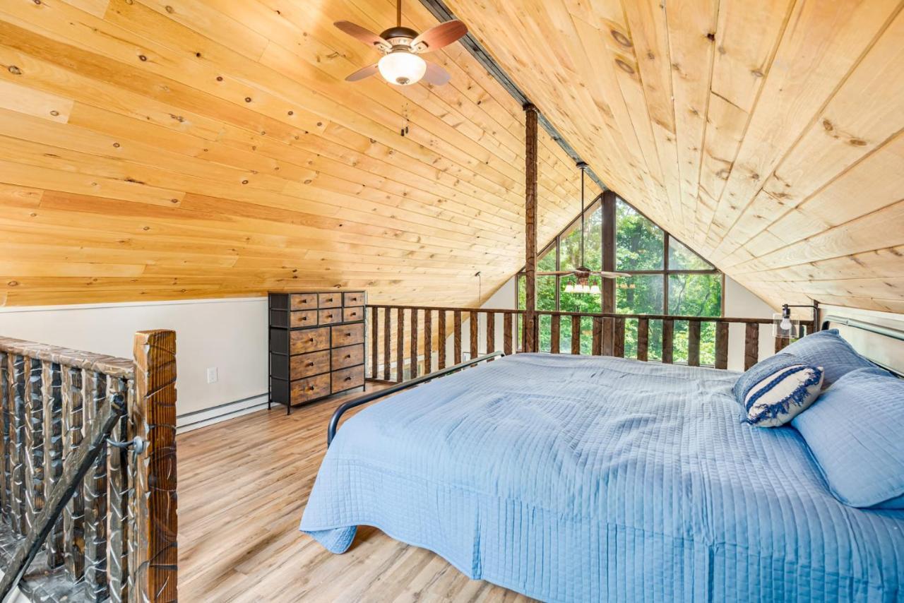 Quaint Loft Cabin W Hot Tub, Firepit, Deck & Grill Hedgesville Buitenkant foto