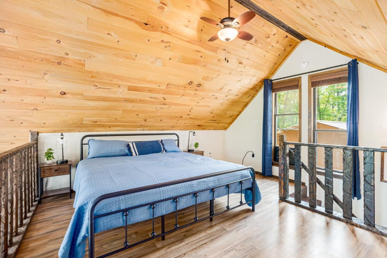 Quaint Loft Cabin W Hot Tub, Firepit, Deck & Grill Hedgesville Buitenkant foto