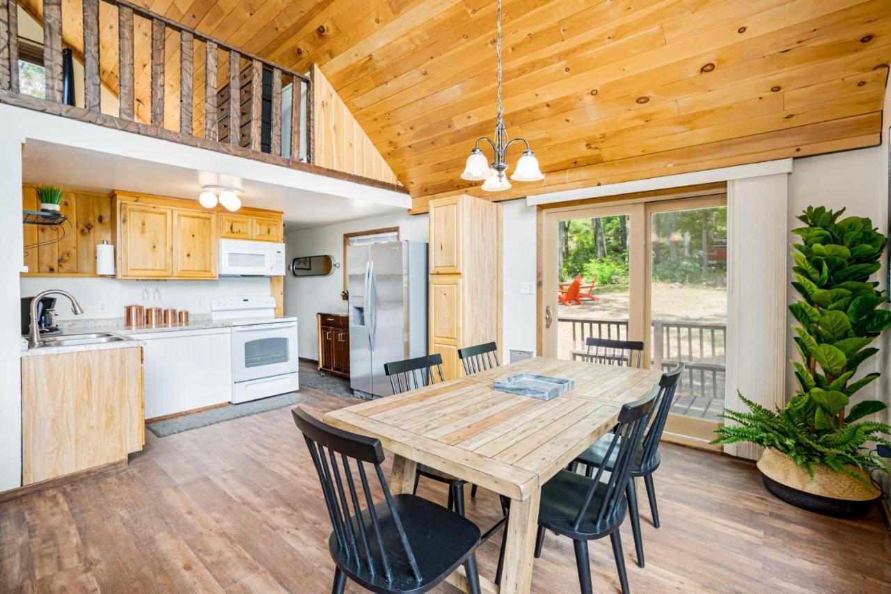 Quaint Loft Cabin W Hot Tub, Firepit, Deck & Grill Hedgesville Buitenkant foto