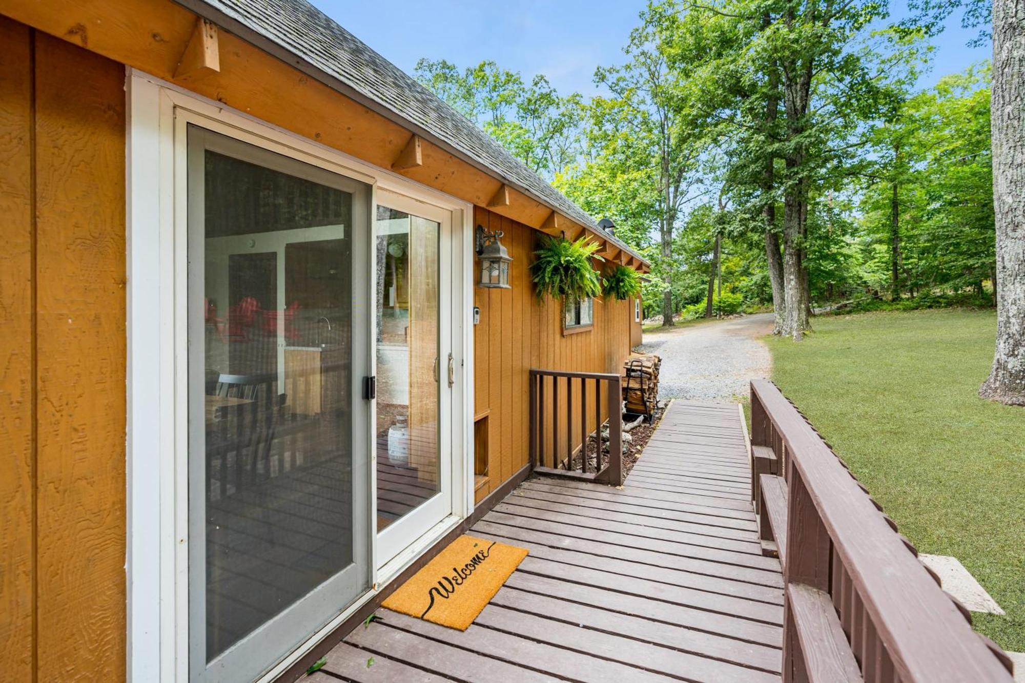 Quaint Loft Cabin W Hot Tub, Firepit, Deck & Grill Hedgesville Buitenkant foto