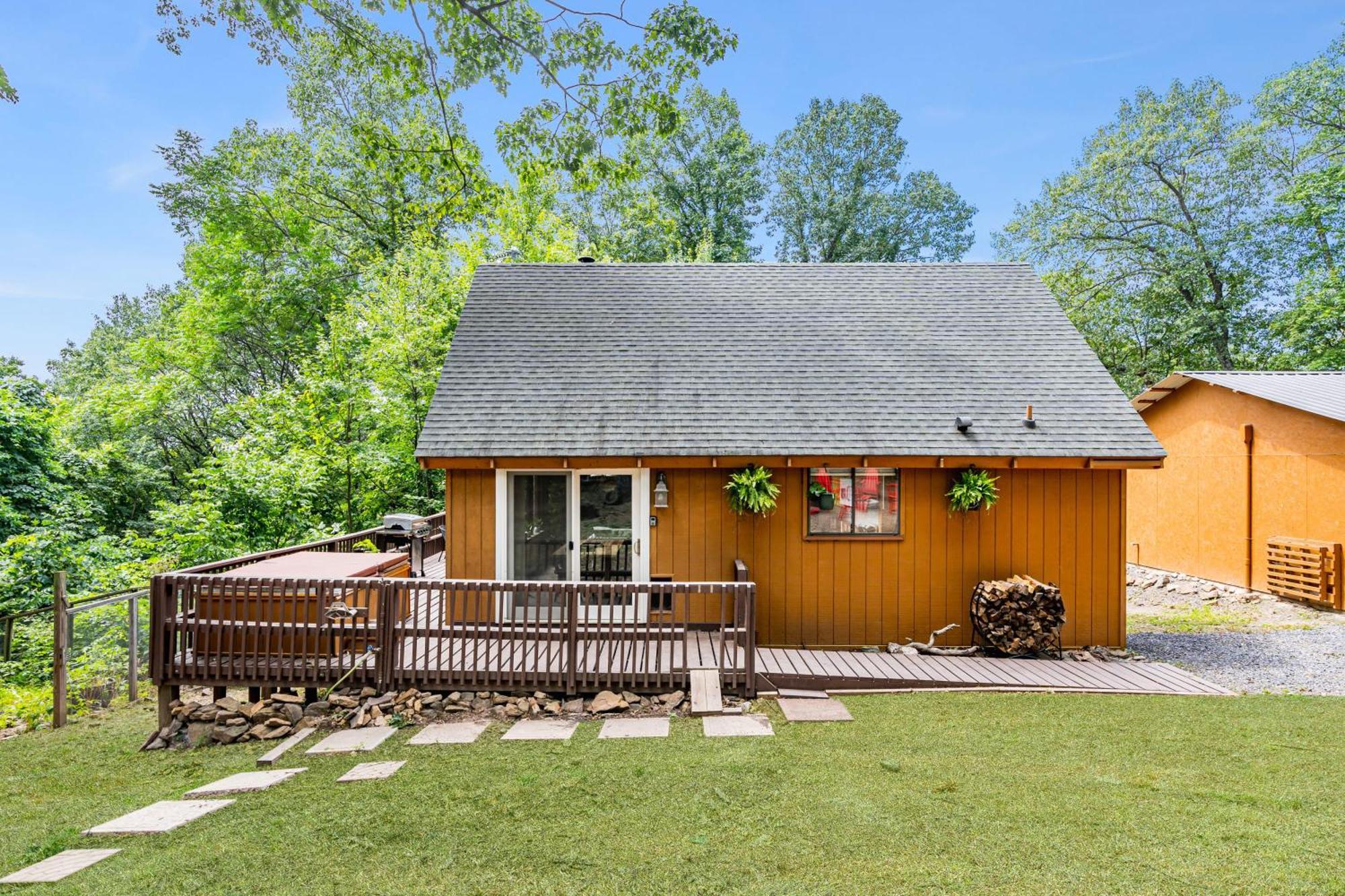 Quaint Loft Cabin W Hot Tub, Firepit, Deck & Grill Hedgesville Buitenkant foto