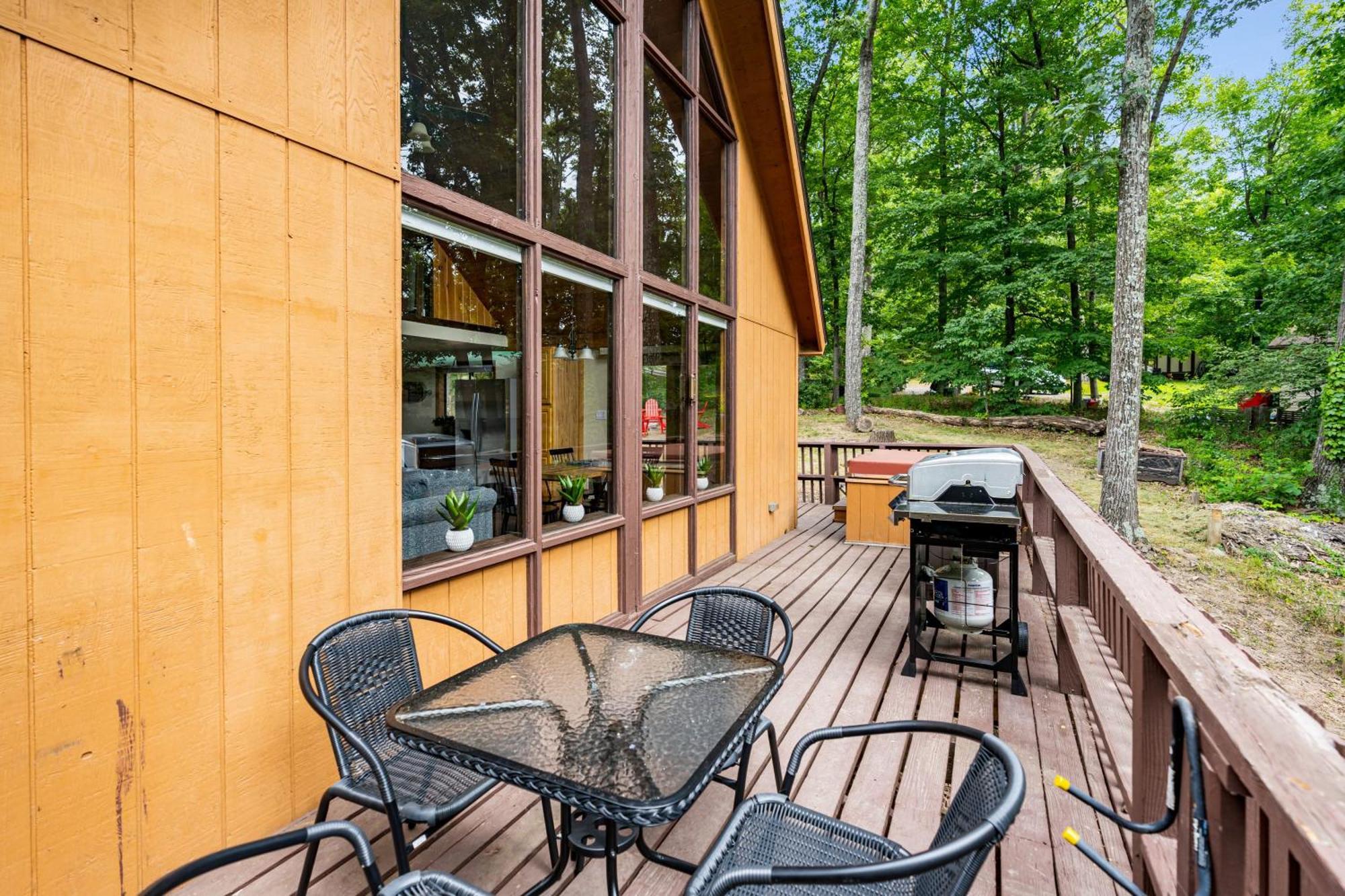 Quaint Loft Cabin W Hot Tub, Firepit, Deck & Grill Hedgesville Buitenkant foto